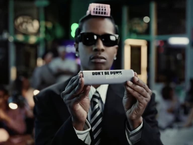 Rihanna × A$AP Rocky 合體拍廣告！粉紅髮捲成 FENTY SKIN 新品包裝靈感，兩人互動超有戲！