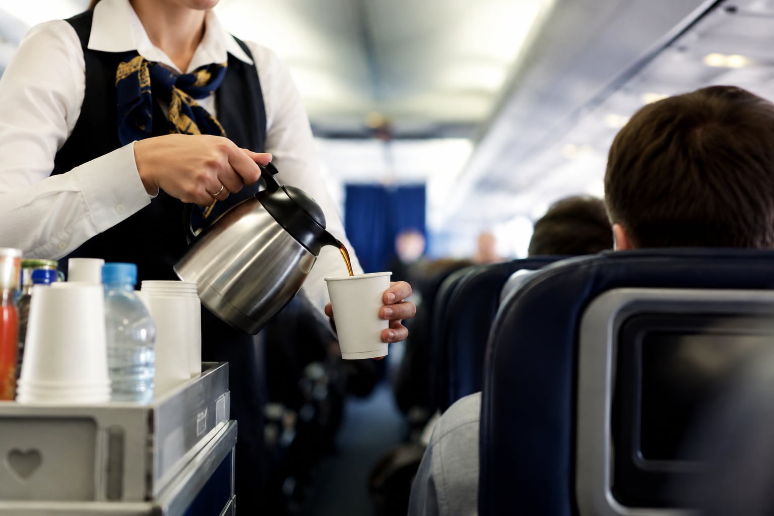 空服員親揭飛機上最討厭的飲料訂單!這款飲品成乘客地雷榜首,原因超意外!