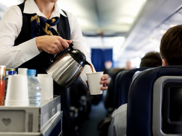 空服員親揭飛機上最討厭的飲料訂單！這款飲品成乘客地雷榜首，原因超意外！