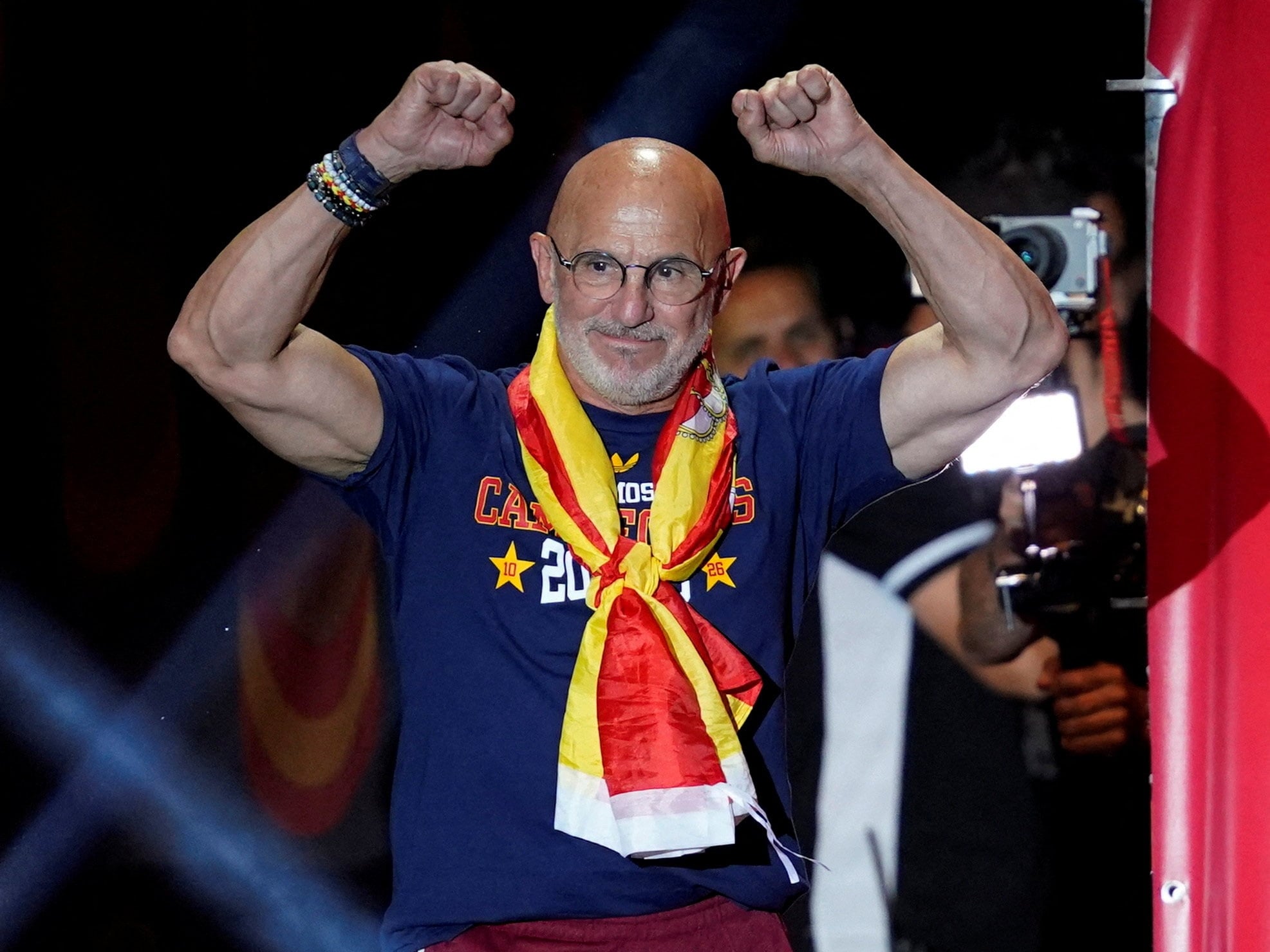 世界盃冠軍西班牙教練路易斯德拉富恩特 Luis de la Fuente 是誰？ 65 歲超狂體態爆紅、每天健身⋯一篇認識！
