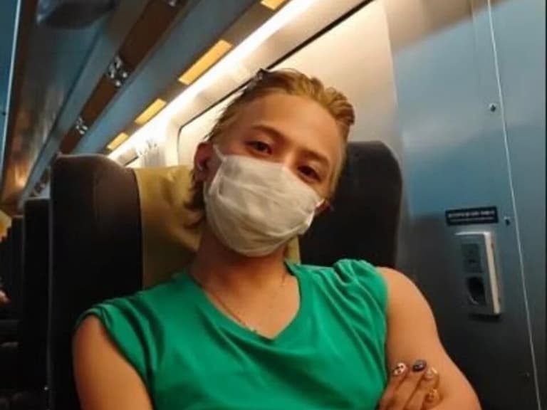 GD 權志龍低調搭 KTX！車廂真實模樣曝光，粉絲：「完全認得出來！」