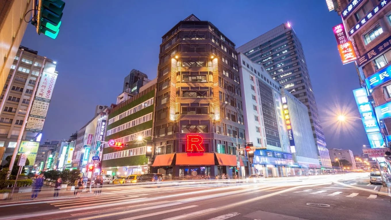 寶可夢「火箭隊總部」其實在台北?深色外觀配紅色 R 標誌,網友笑稱:「坂木老大在頂樓吧!」