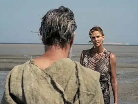 《奧德賽》莎莉賽隆 Charlize Theron 美到出戲！Threads 友狂喊：「根本 Dior 香水廣告重現！」