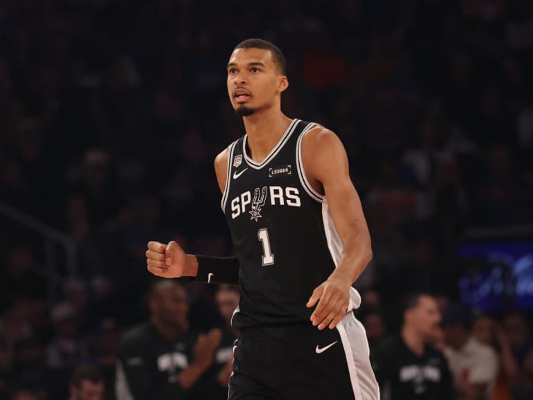 NBA／小球迷拿布朗森球衣要文班亞馬簽名！斑馬當場傻眼「這不是我的球衣欸⋯」全場笑翻！