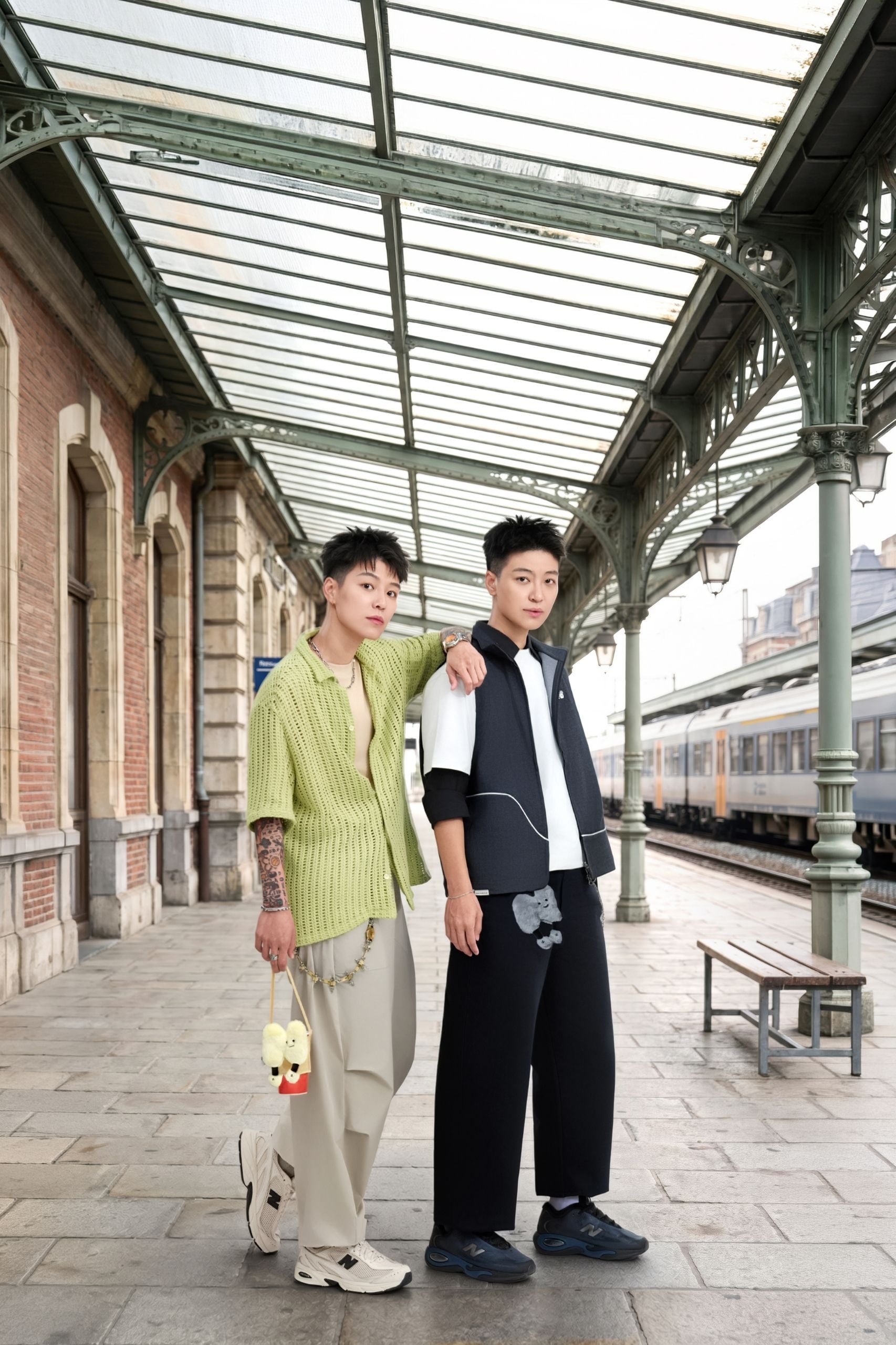 最帥雙胞胎演繹反差美學! Yin 與 Yei 換上 New Balance 釋放玩心,用509 與 AC Runner 踩出截然不同的夏日出色穿搭!