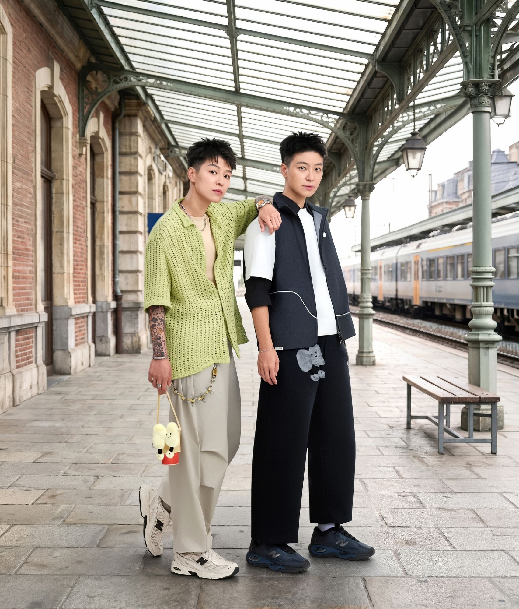 最帥雙胞胎演繹反差美學! Yin 與 Yei 換上 New Balance 釋放玩心,用509 與 AC Runner 踩出截然不同的夏日出色穿搭!