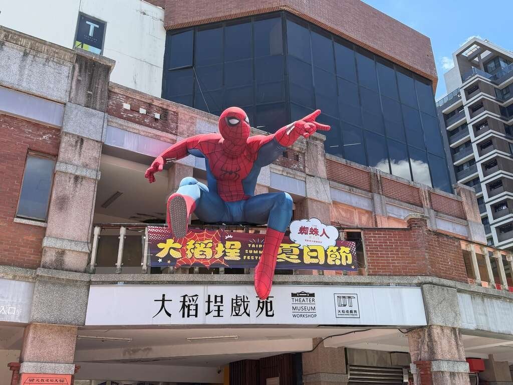 蜘蛛人降臨大稻埕!7月25日煙火秀登場,3場「20分鐘無人機燈光秀」、9米高巨型蜘蛛人、交通攻略一次看