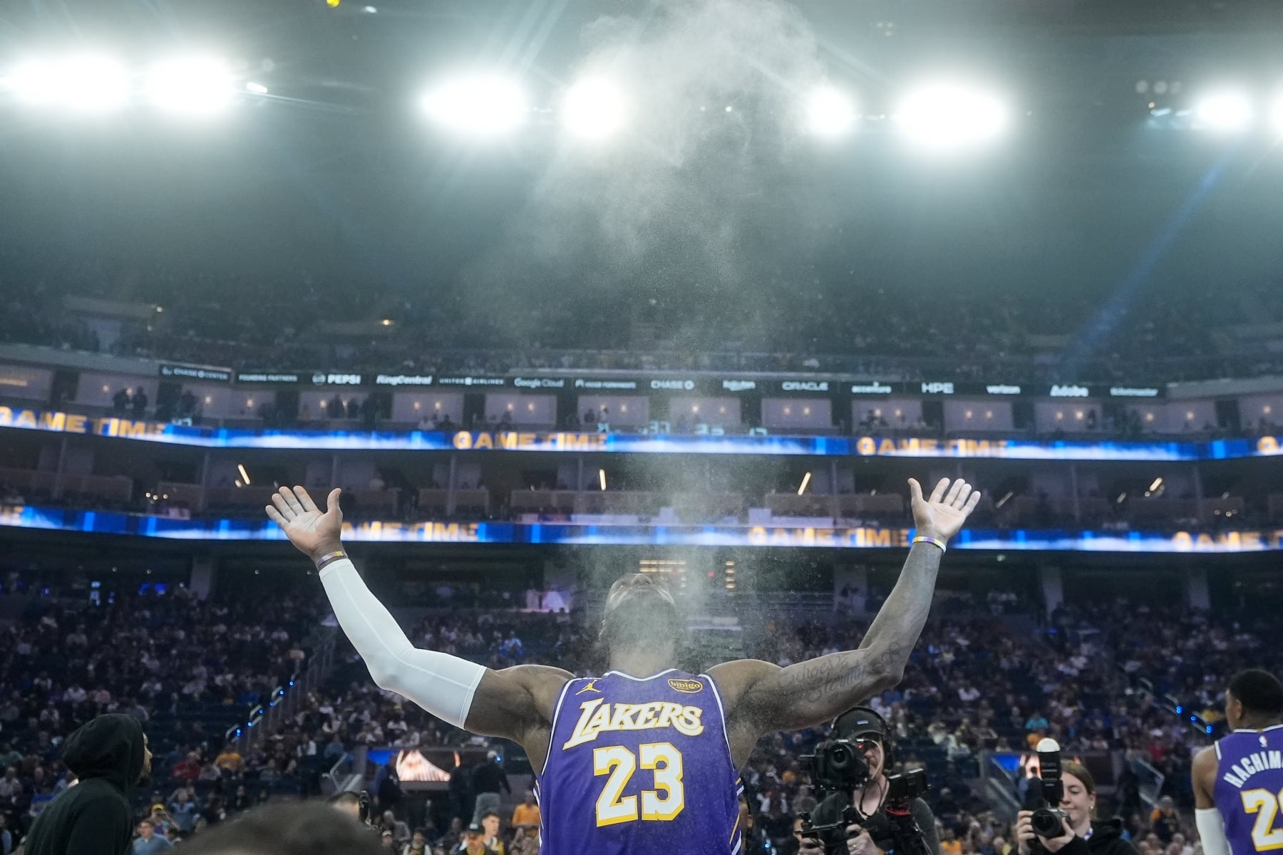 NBA/記者爆料 LeBron 刻意放慢決策速度,等待 AD、Kyrie 去向!究竟詹皇「第三次決定」何時會塵埃落定?