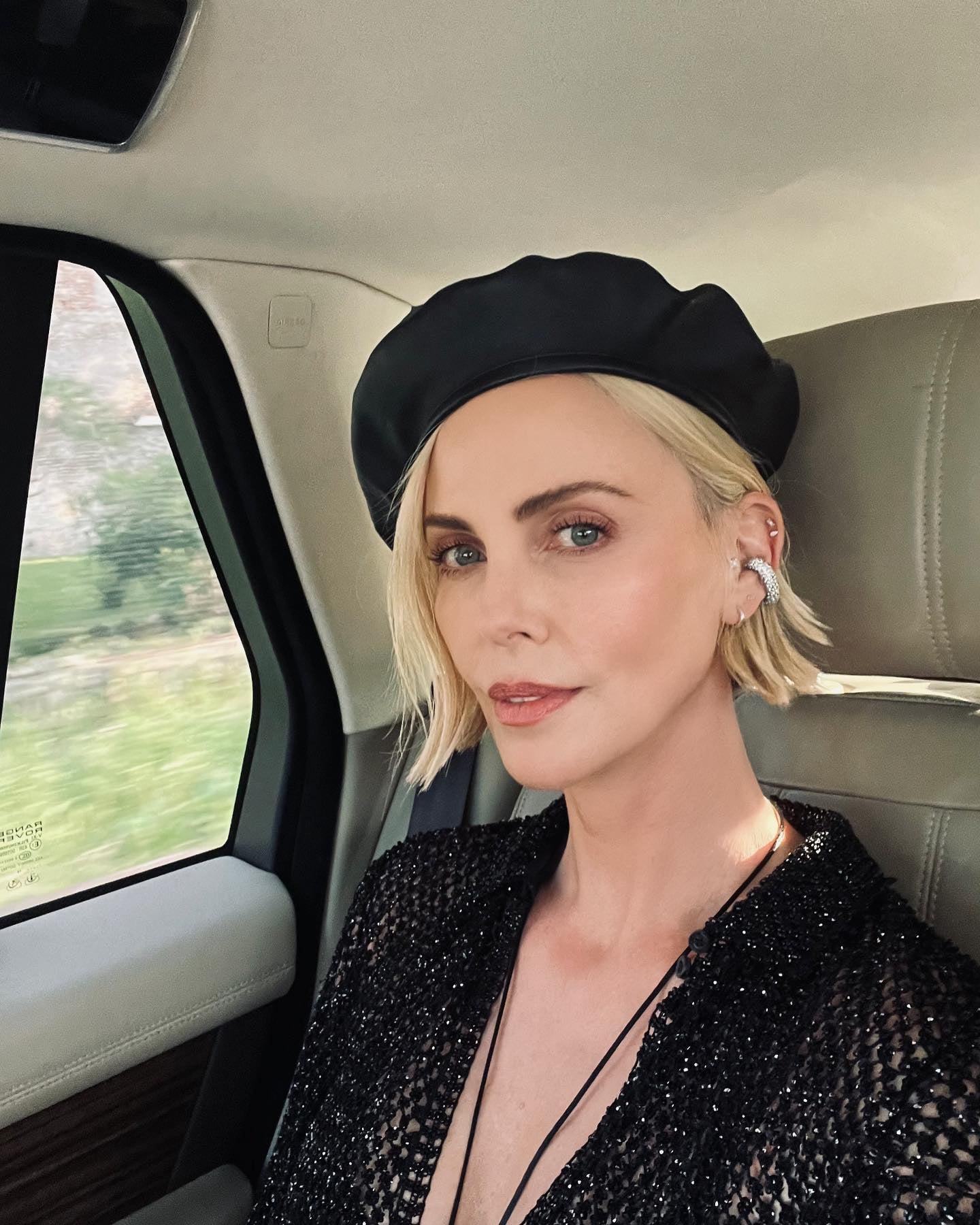 《奧德賽》莎莉賽隆 Charlize Theron 狂讚麥特戴蒙身材！坦言：「我像怪人一直盯著他看！」