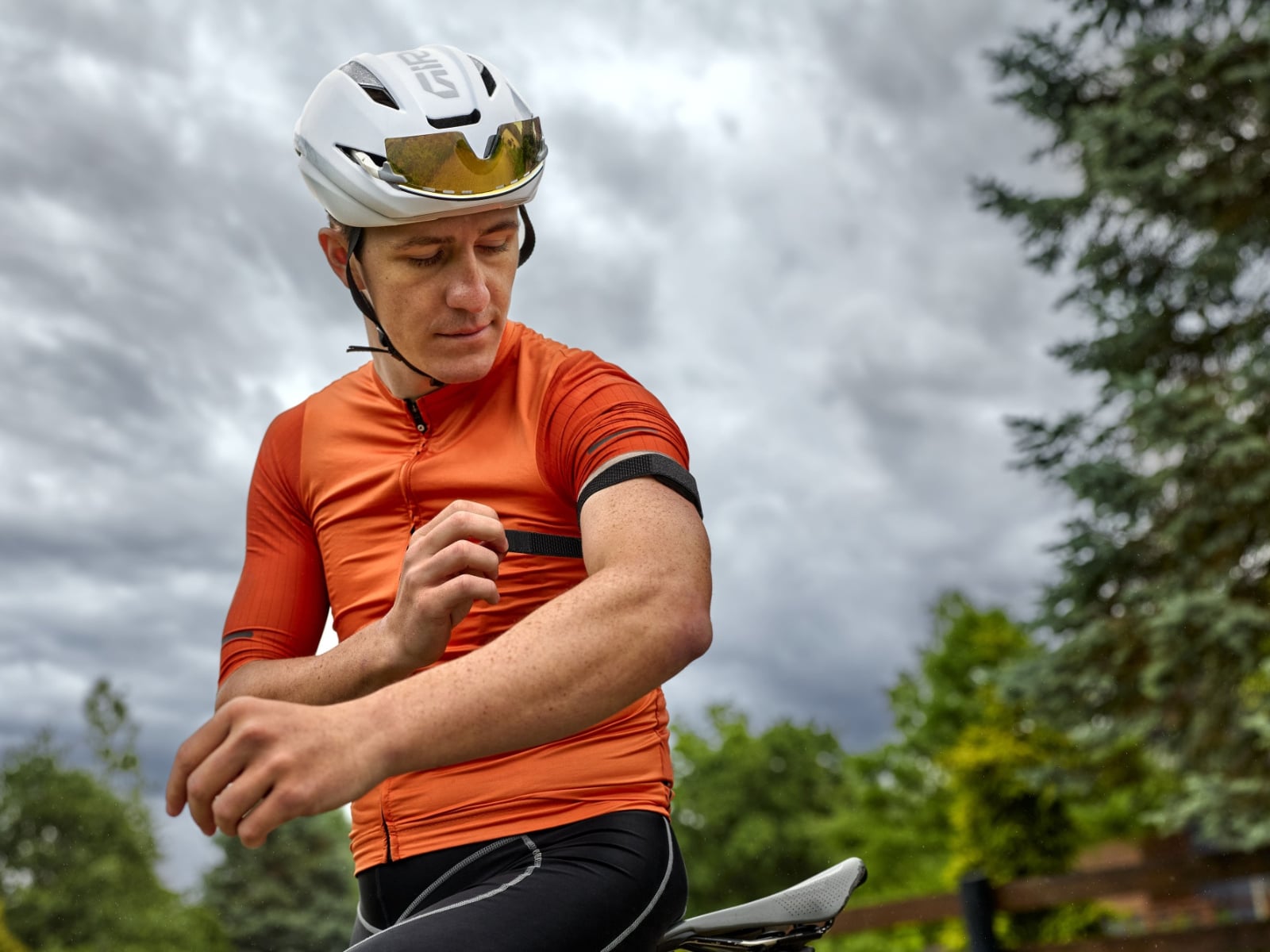 Garmin 推出無螢幕智慧手環 CIRQA！20克輕盈設計、10天續航、核心數據免訂閱費⋯8月3日開賣！