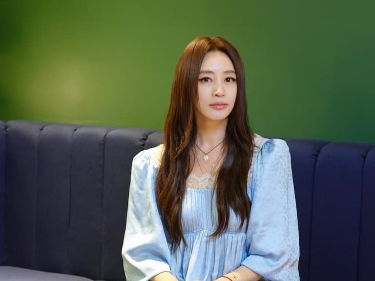 金憓秀新劇《現在不是外遇的問題》宣傳照曝光！網友傻眼：「根本 20 歲！」