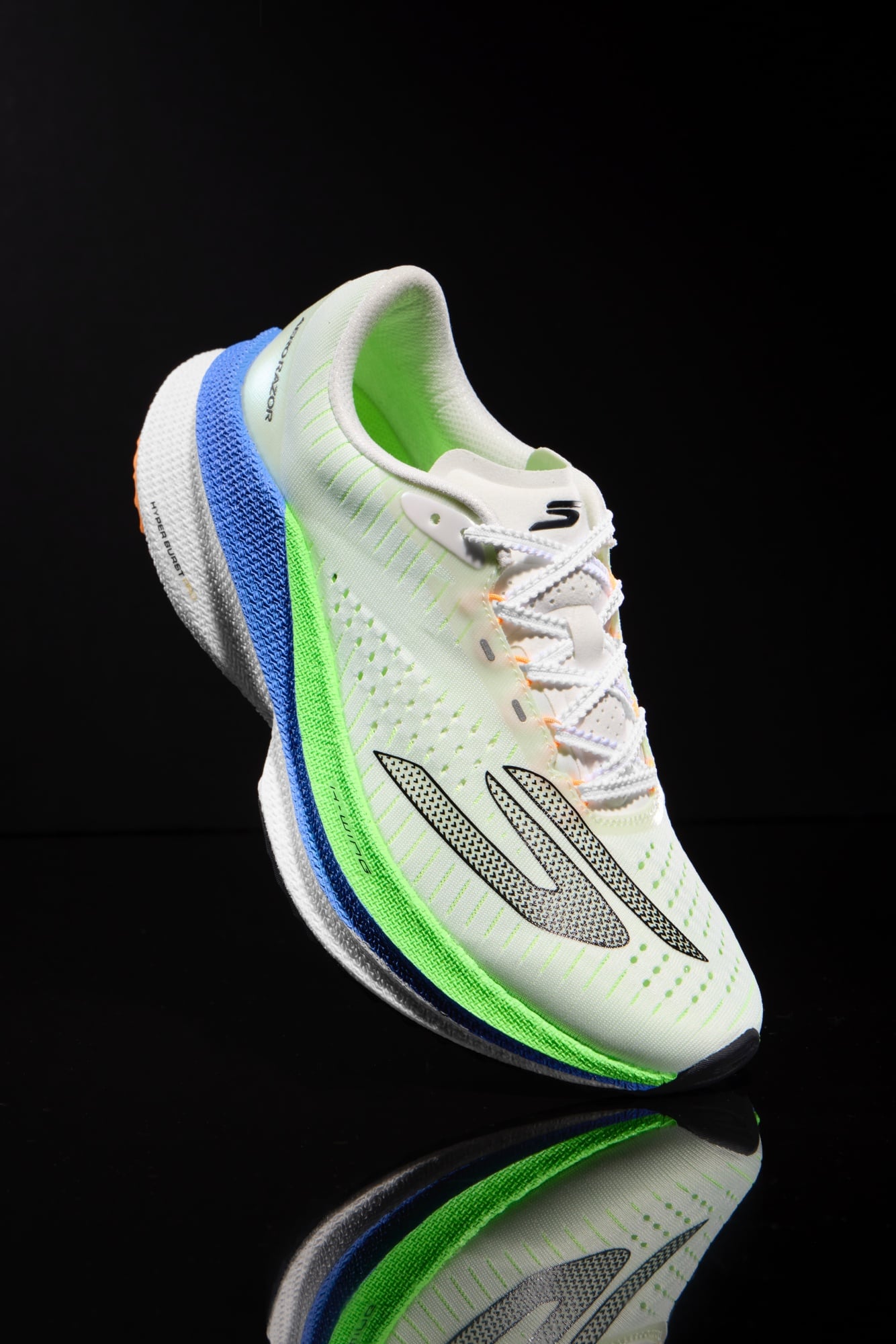 跑步/SKECHERS AERO RAZOR 狂掃國際大獎!「速度自有節奏」重新定義競速跑鞋,台灣夏天開賣!