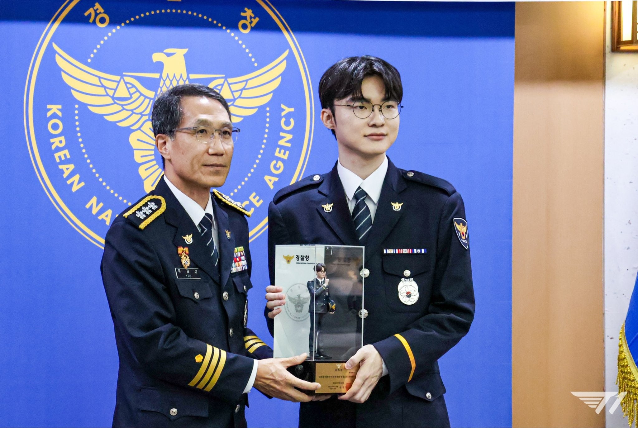 Faker 警長上線！李相赫獲韓國警察廳委任「榮譽警察」防治網路賭博，親簽隊服鼓勵戒賭青少年！