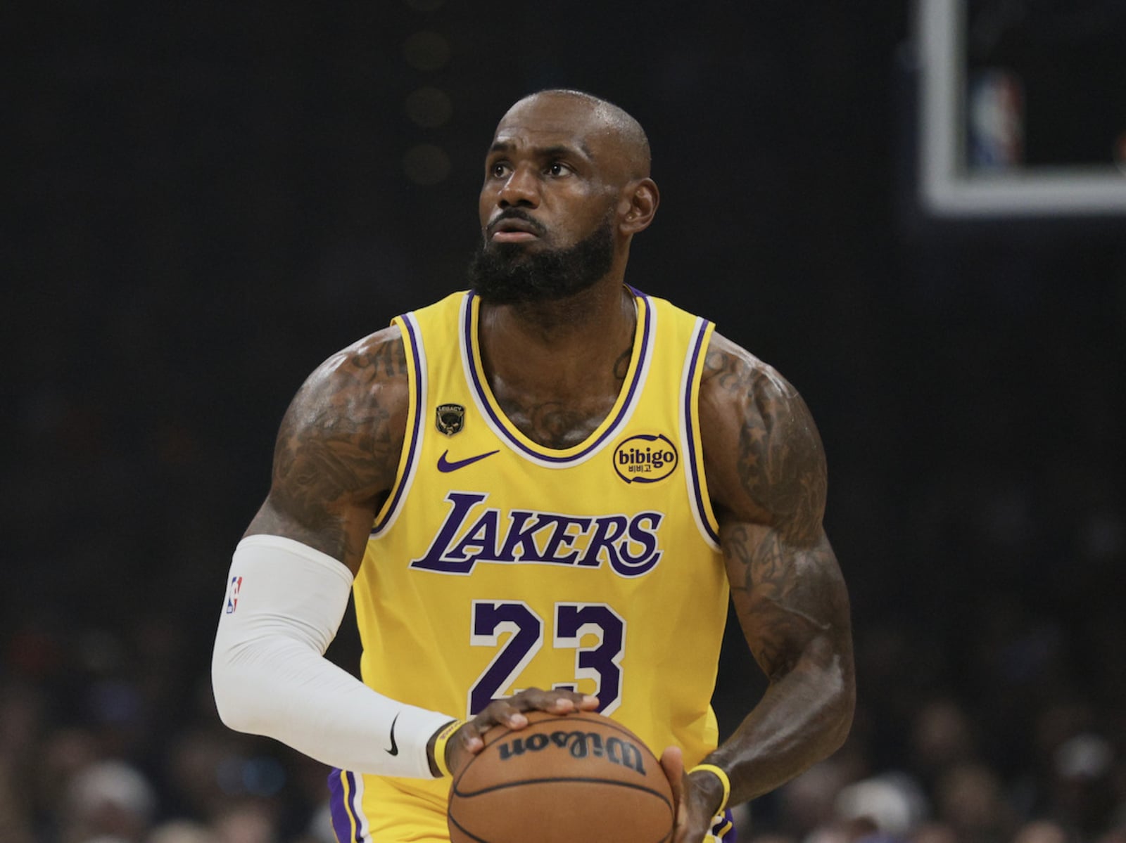 NBA／詹皇 LeBron James 遭爆恐簽底薪合約！ESPN 曝約 400 萬美元，球迷傻眼！