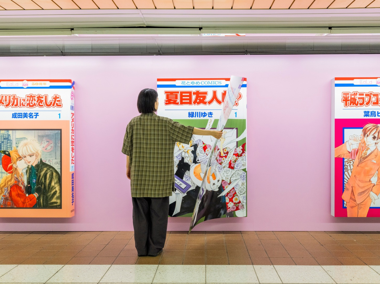 東京新宿景點推薦！《LaLa》變身超巨大少女漫畫，還可翻閱引爆打卡潮！