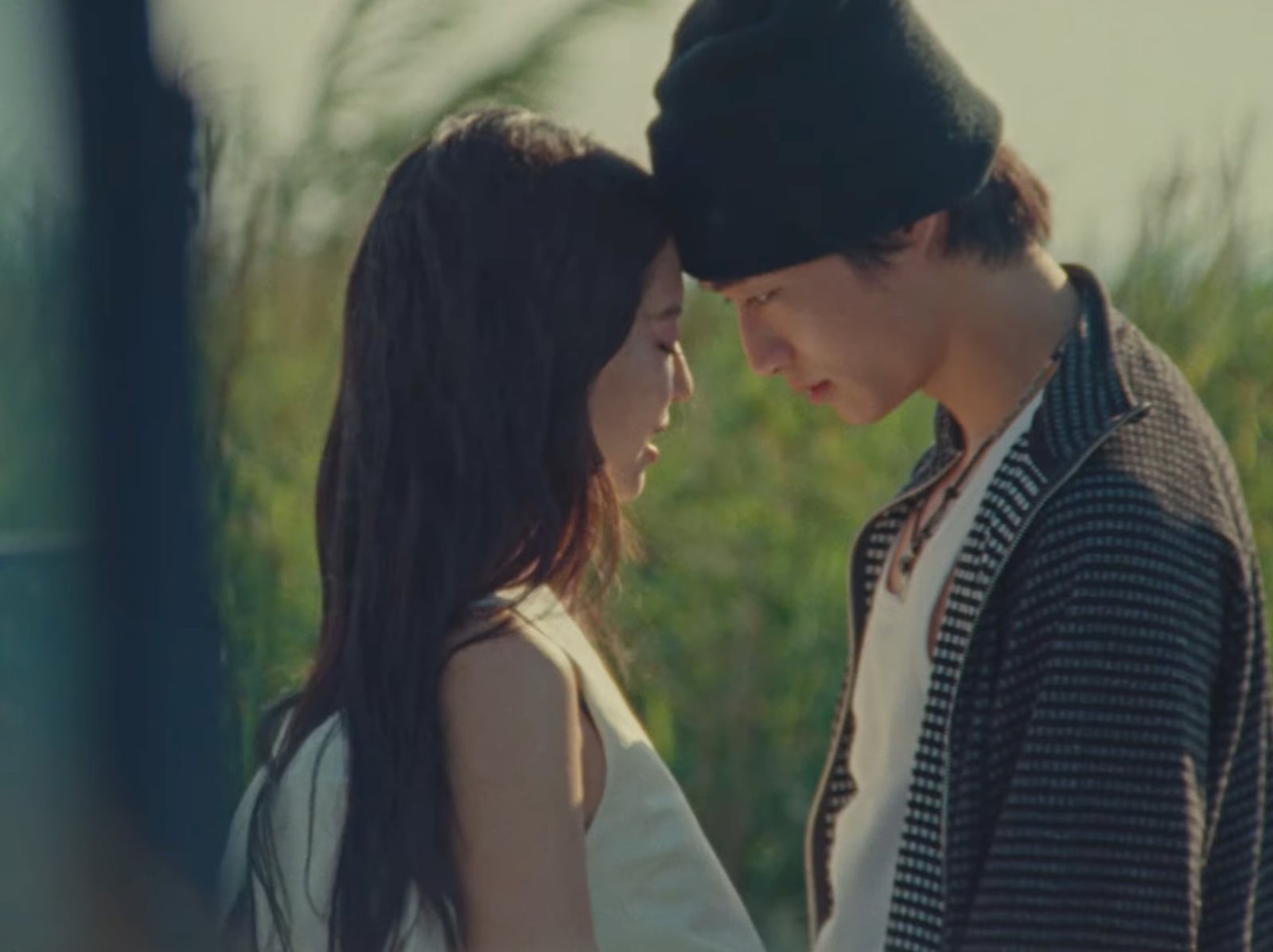 Jennie 新歌〈Less than a Lover〉MV 公開，攜手台灣模特兒 Kai 上演夏日戀人未滿！