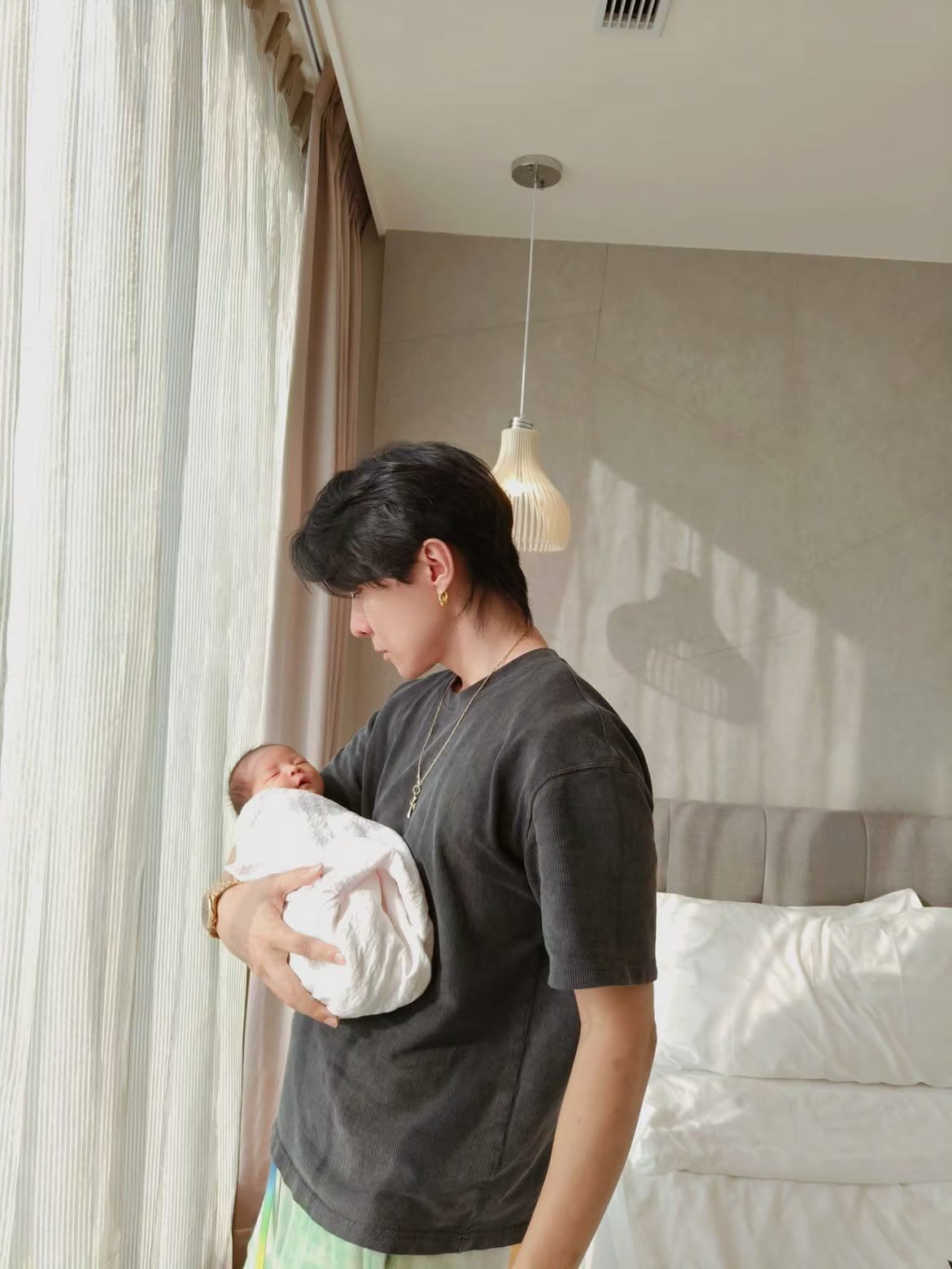 唐禹哲41歲升格二寶爸!混血妻蘇小軒產女平安報到,粉色包巾洩喜訊、生產日記儀式感爆表
