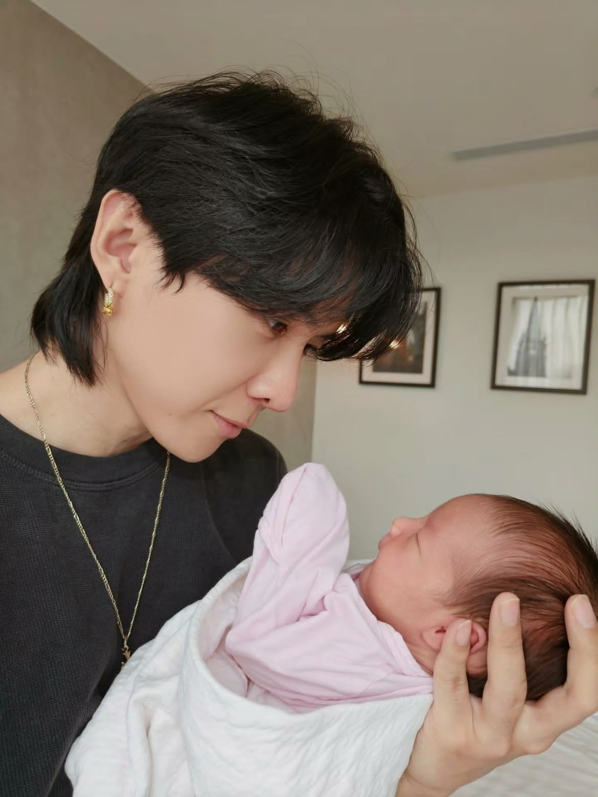 唐禹哲41歲升格二寶爸!混血妻蘇小軒產女平安報到,粉色包巾洩喜訊、生產日記儀式感爆表