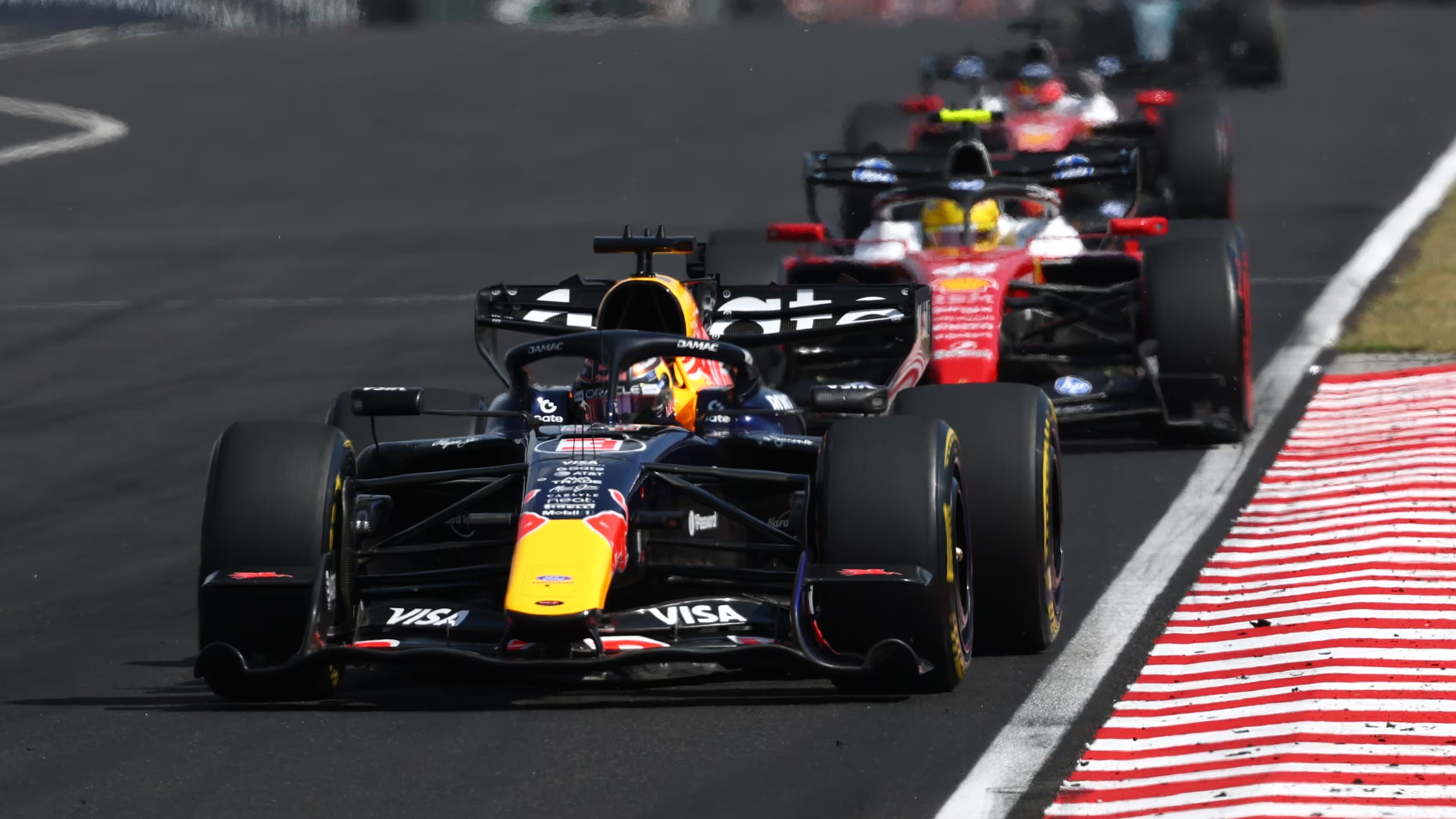 F1／維斯塔潘「連超兩台車」極限操作震撼全場！匈牙利站奪亞軍、連兩站上頒獎台！