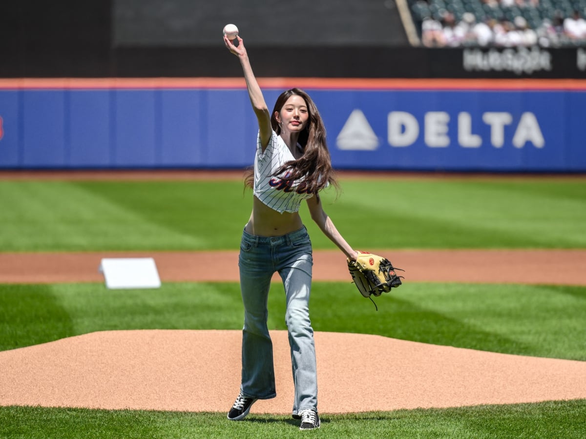IVE 張員瑛登 MLB 開球紐約大都會擊敗道奇！引網讚：「連投球都像女神降臨！」