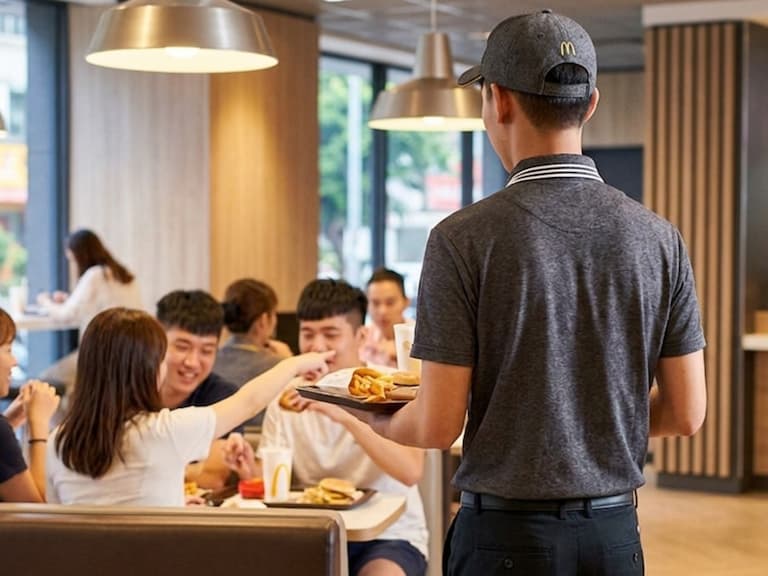 麥當勞「送餐到桌」服務取消！7/29 起自助點餐機僅能自取，麥胞喊：「太開心了！」