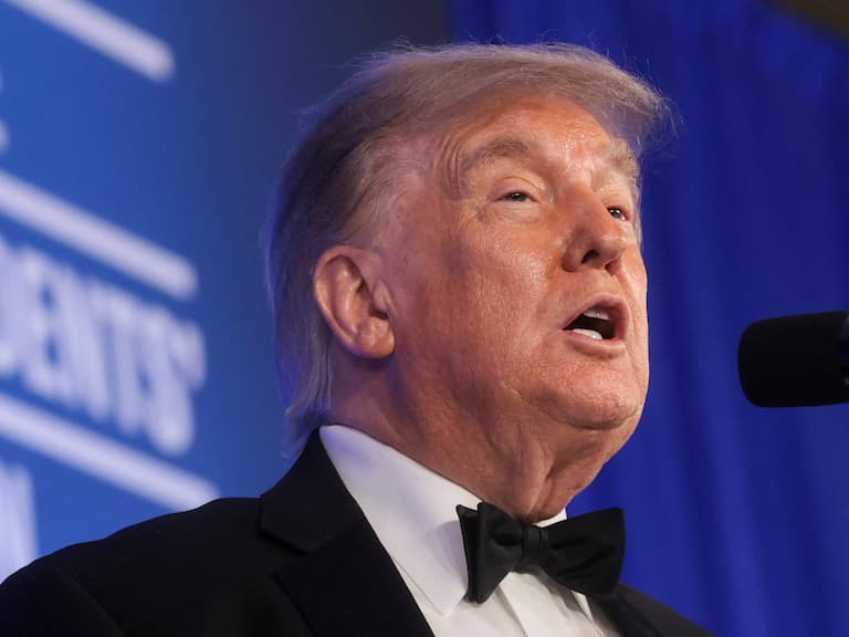 川普 Donald Trump 雙下巴意外成迷因！Threads 瘋傳惡搞圖，台灣網友笑翻：「到底誰帶我來的？」