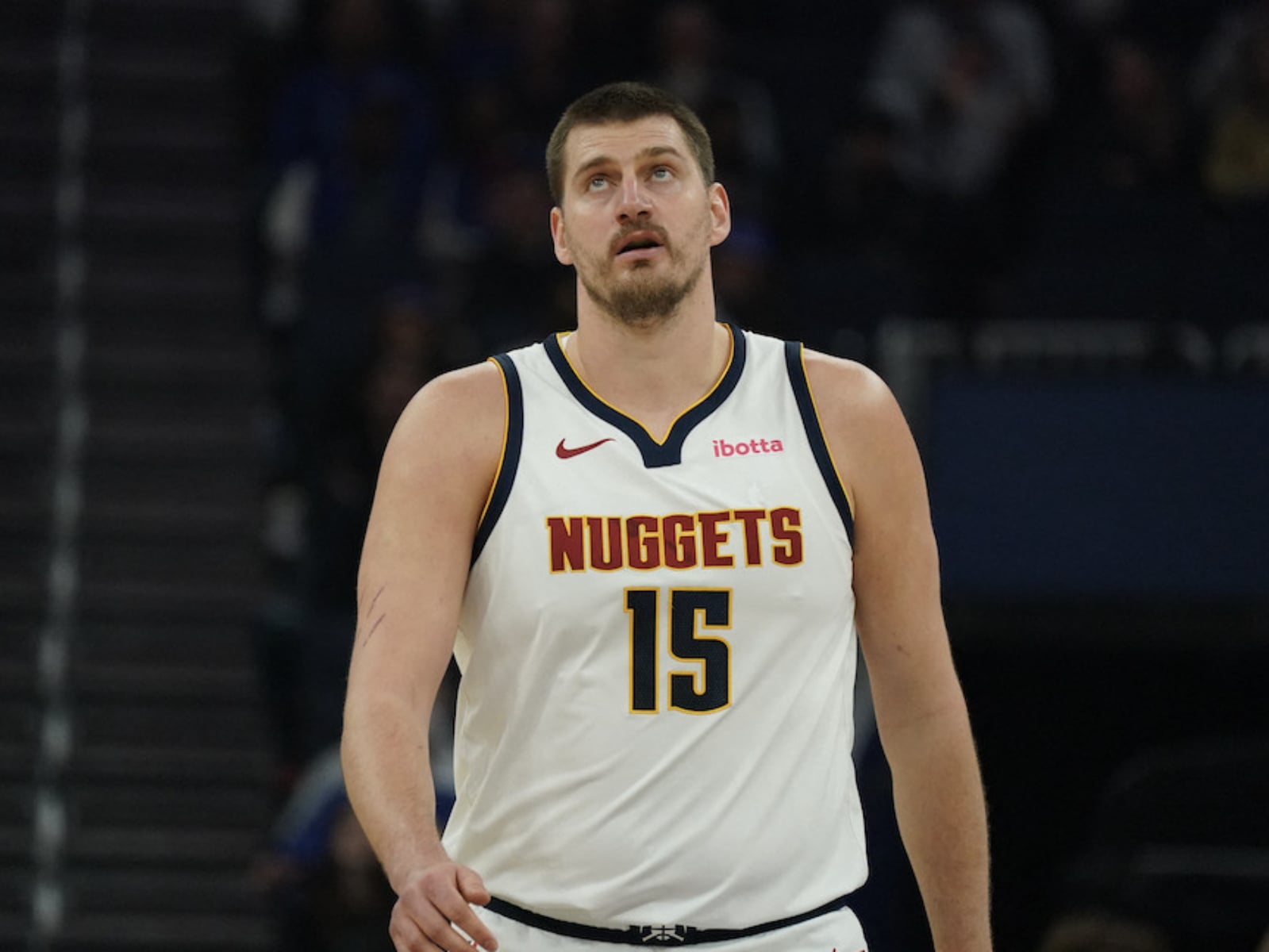 NBA／金塊明星中鋒 Nikola Jokic 愛馬塞爾維亞奪冠！激動落淚狂灑香檳，球迷笑：「拿冠軍都沒這麼嗨！」