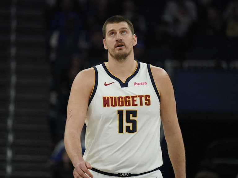 NBA／金塊明星中鋒 Nikola Jokic 愛馬塞爾維亞奪冠！激動落淚狂灑香檳，球迷笑：「拿冠軍都沒這麼嗨！」