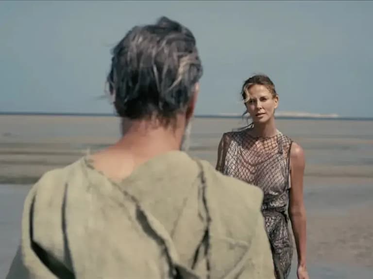 《奧德賽》莎莉賽隆 Charlize Theron 漁網裝竟然是真的！親曝拍片還靠它捕魚，網笑翻：「顏值佔 9 成功勞！」