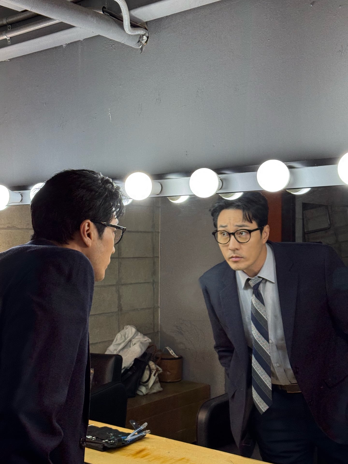 《金特務：本色回歸》蘇志燮豪送黃金給劇組人員！暖心回：「有困難也可以賣掉應急！」