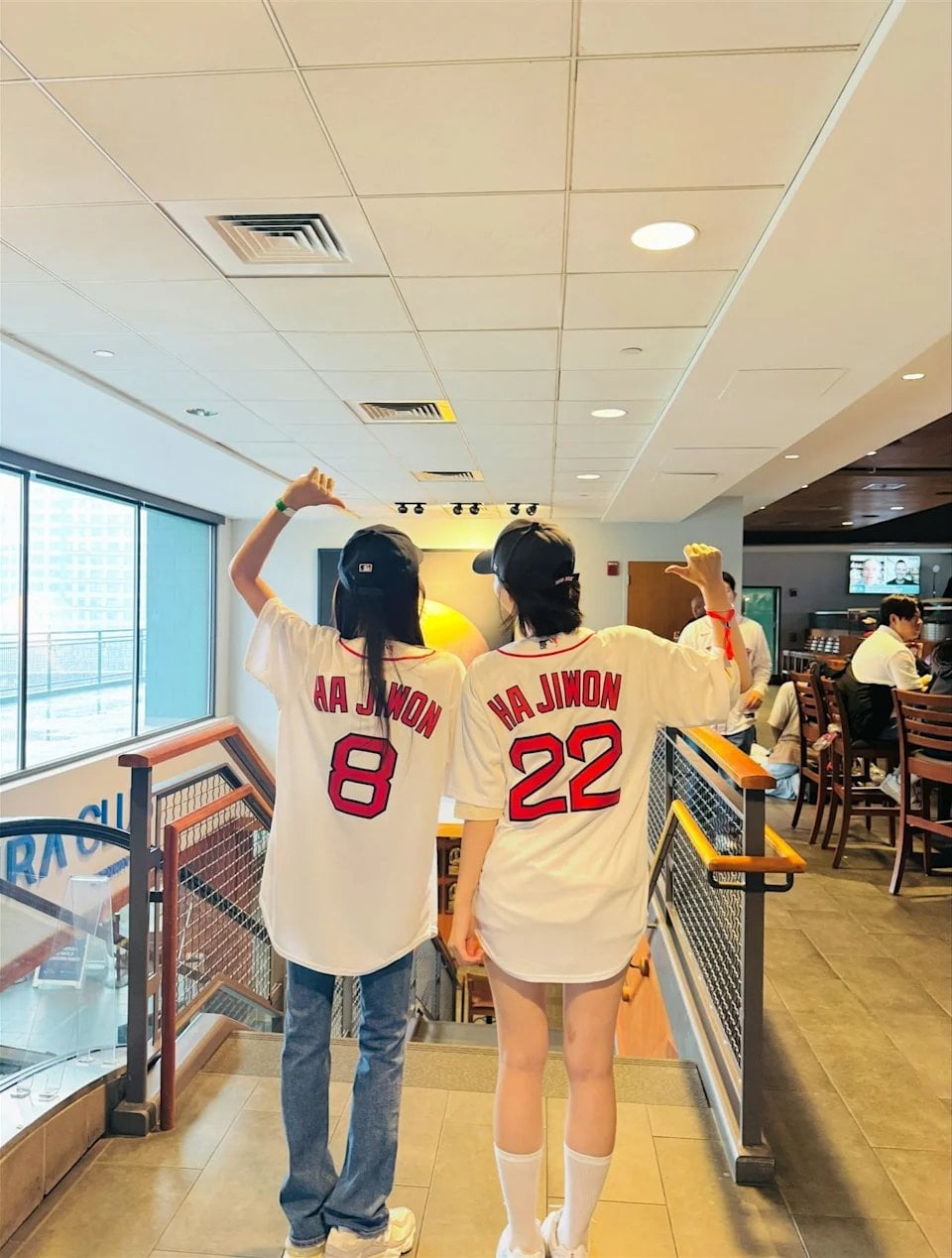 河智苑遇上河智媛！「雙女神」MLB球場合體穿同名球衣　粉絲嗨翻：真正的Ha Ji Won世界