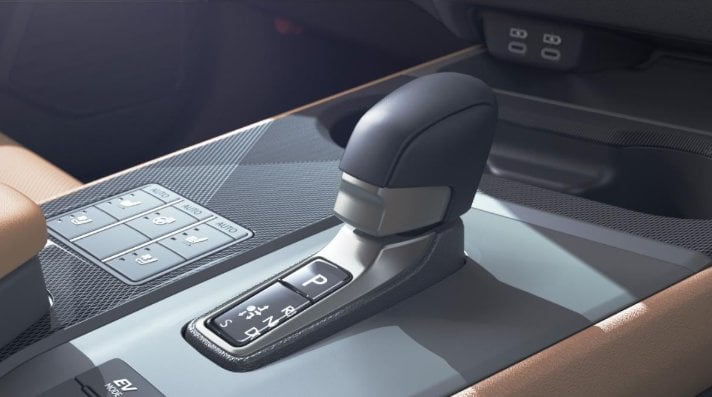 Lexus 9月新車攻勢！UX300h 新色詢問度爆表、LS 旗艦房車小改款、NX 200 豪華休旅銷量稱王