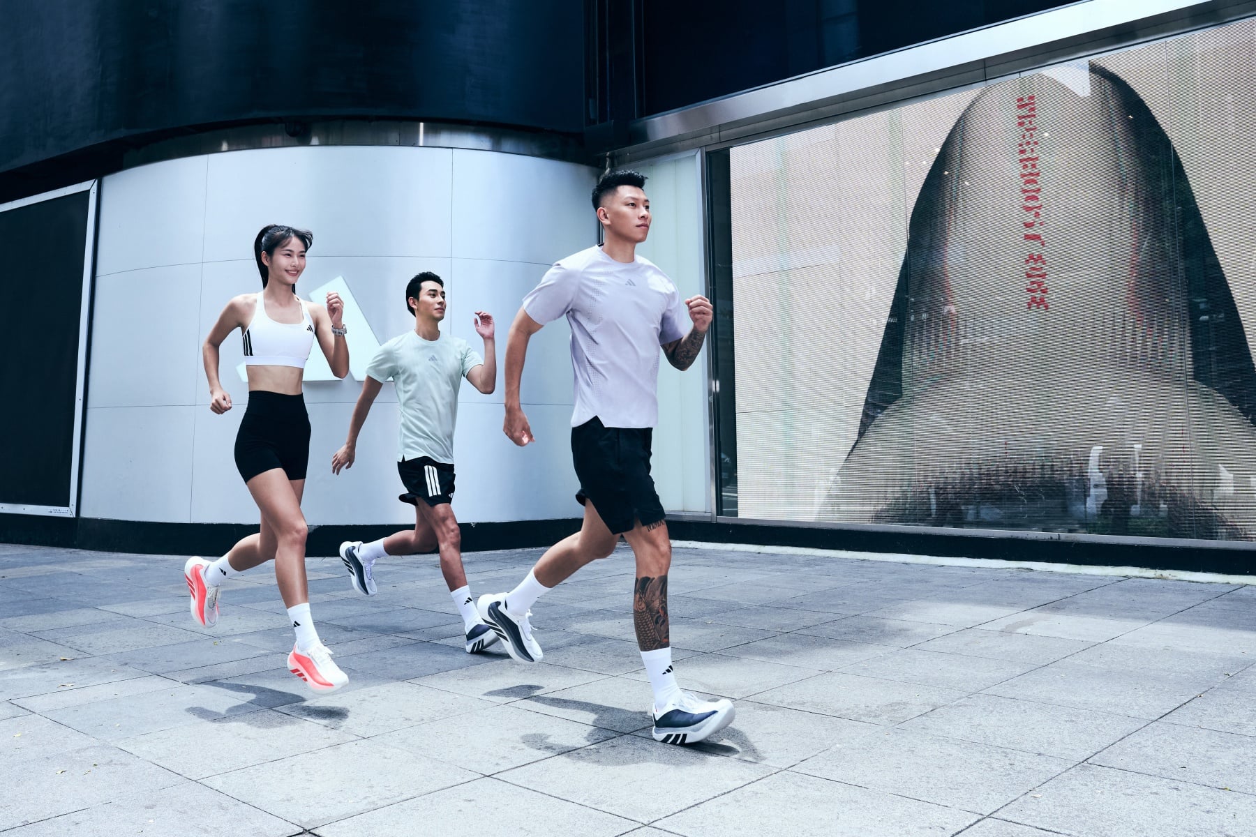 adidas HYPERBOOST 超級緩震跑鞋正式發表！E.SO瘦子也說讚：「包覆、穩定跟回彈性都很足夠！」