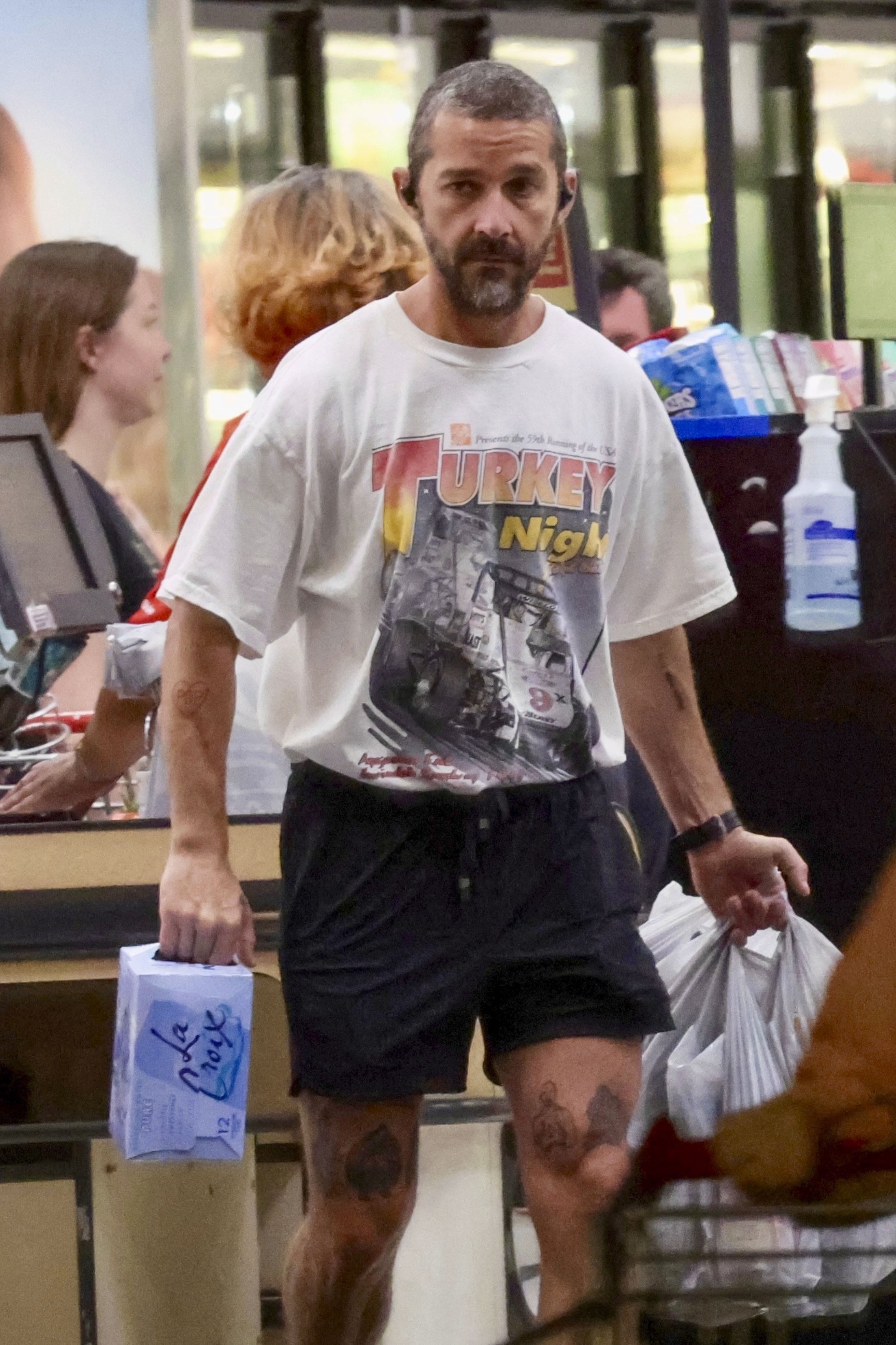 《變形金剛》西亞李畢福 Shia LaBeouf 緩刑期間現身藥房！粉絲擔憂：「希望他好好面對！」