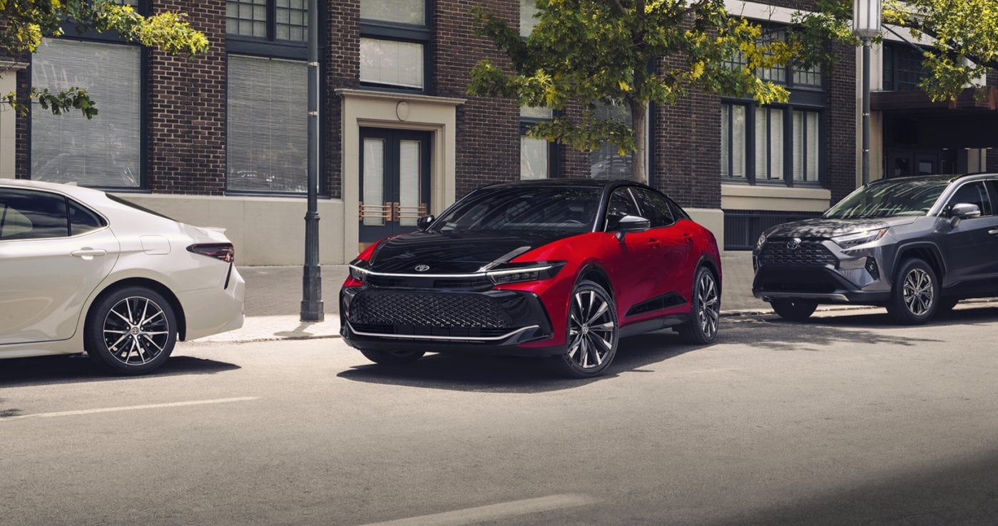 Toyota 新款 Crown Crossover 美國搶先上市！售價 134～179 萬、升級第五代油電系統，網友讚「車尾帥到不行」
