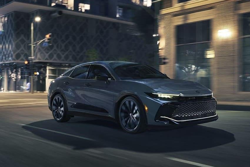 Toyota 新款 Crown Crossover 美國搶先上市！售價 134～179 萬、升級第五代油電系統，網友讚「車尾帥到不行」