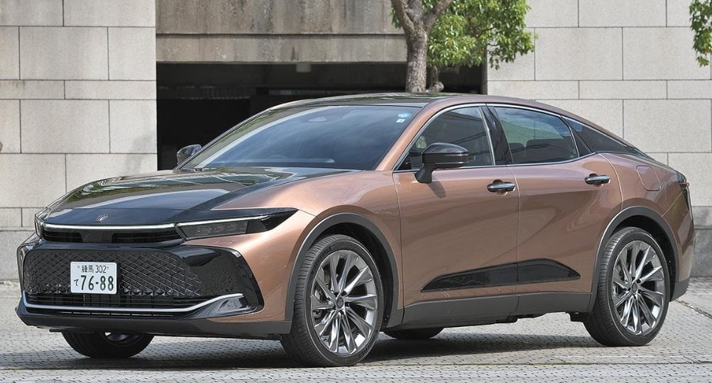 Toyota 新款 Crown Crossover 美國搶先上市！售價 134～179 萬、升級第五代油電系統，網友讚「車尾帥到不行」