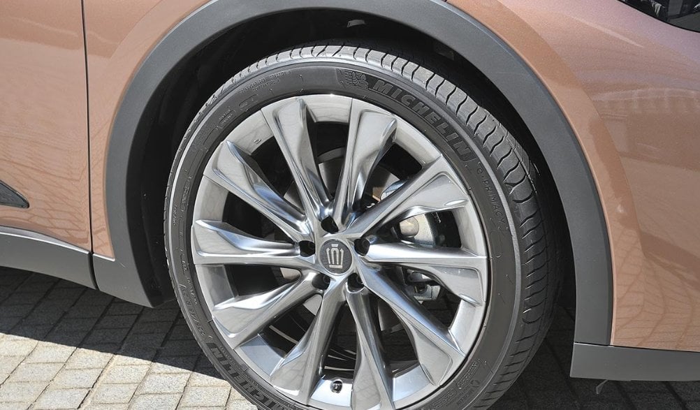 Toyota 新款 Crown Crossover 美國搶先上市！售價 134～179 萬、升級第五代油電系統，網友讚「車尾帥到不行」