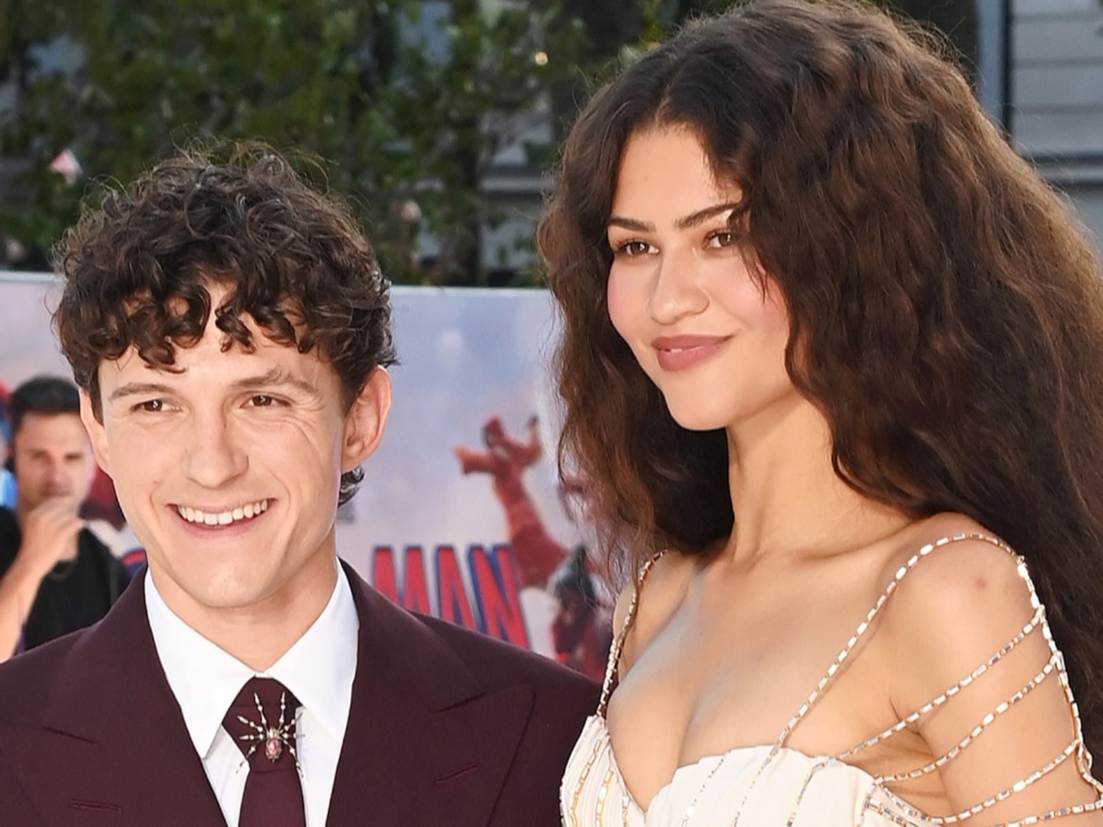 《蜘蛛人：重生日》首映會 Tom Holland、Zendaya 紅毯放閃藏巧思！兩人配戴的蜘蛛造型珠寶成最大亮點！