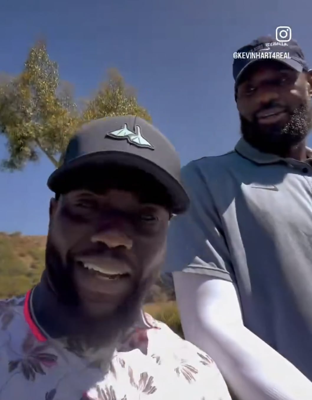 Kevin Hart 親自替 LeBron 上「費城生存課」!高爾夫球場狂教在地俚語:「Young boul,Broad Street 見!」