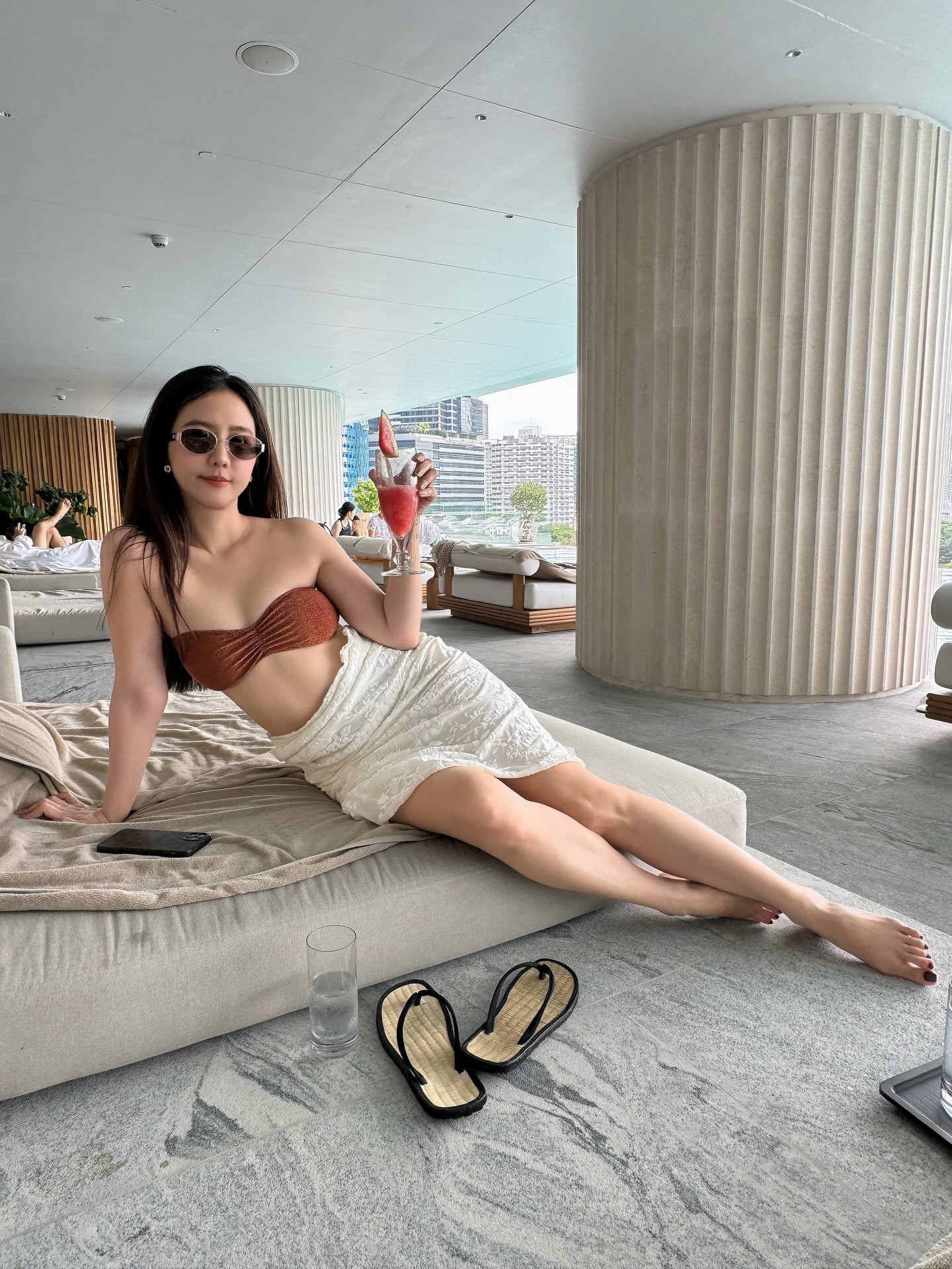 周曉涵 IG 曬泳裝照太美!親揭攝影師身分,網友笑喊:「未來大師!」
