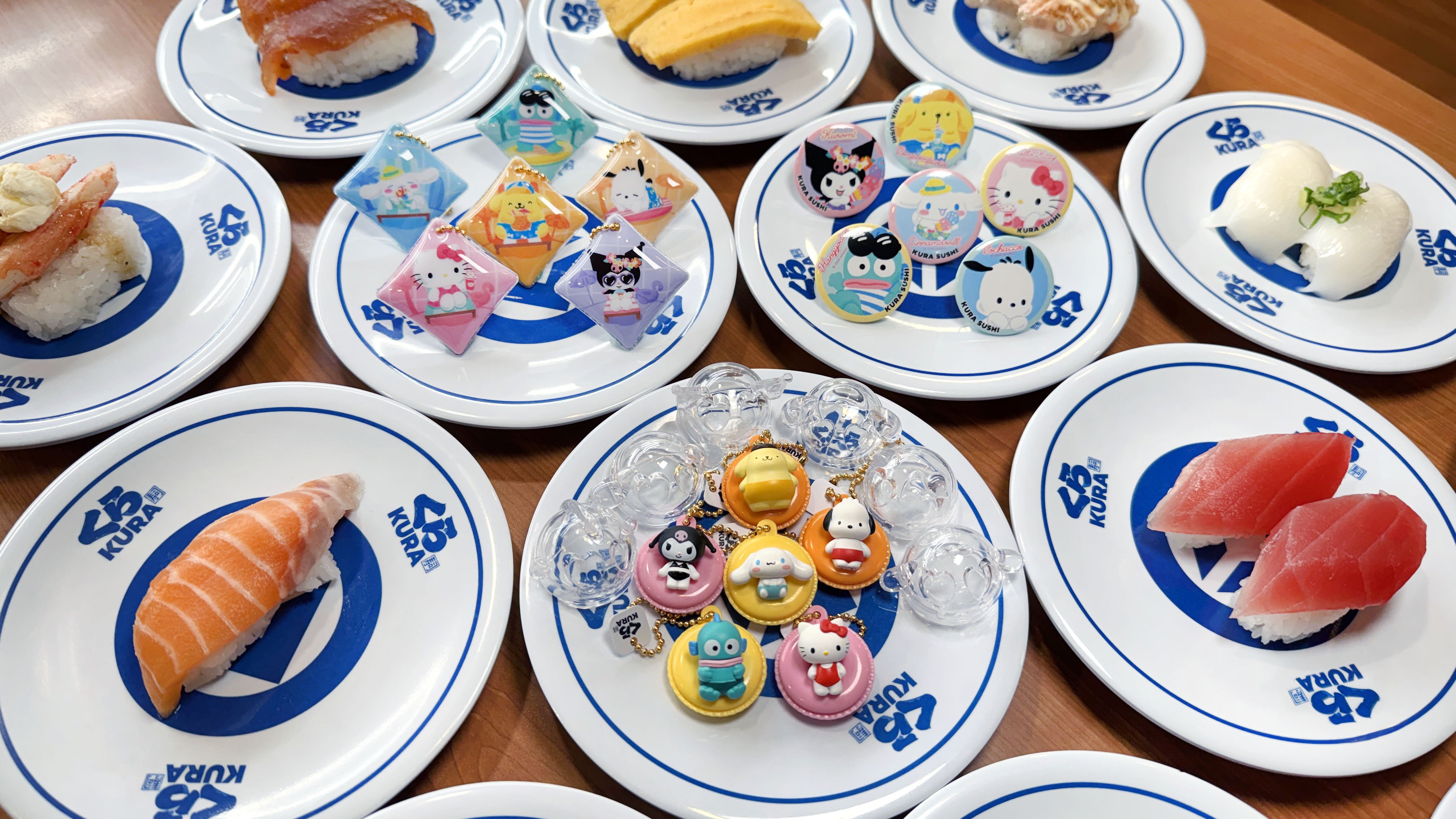 藏壽司 X 三麗鷗聯名即將登場！Hello Kitty、酷洛米⋯限定周邊、甜點、主題門市一次看！