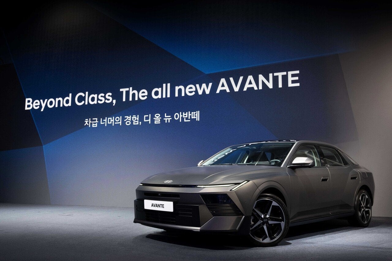 現代 Hyundai 全新 Avante 8代亮相!睽違 6 年大改款、車身暴增 55mm 直逼中型車規格