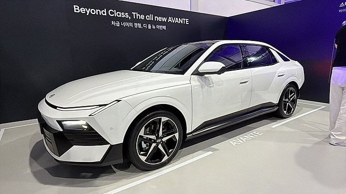 現代 Hyundai 全新 Avante 8代亮相!睽違 6 年大改款、車身暴增 55mm 直逼中型車規格