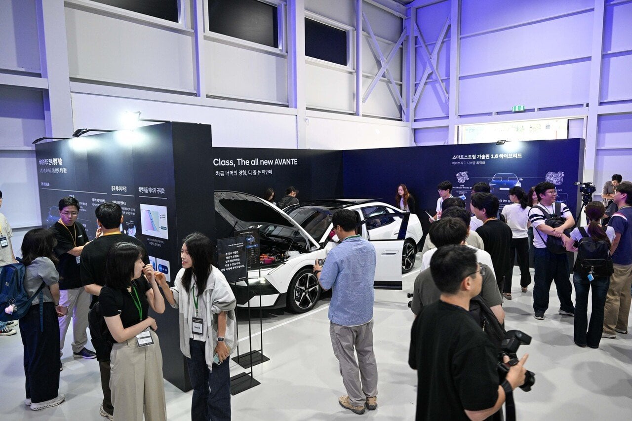 現代 Hyundai 全新 Avante 8代亮相!睽違 6 年大改款、車身暴增 55mm 直逼中型車規格