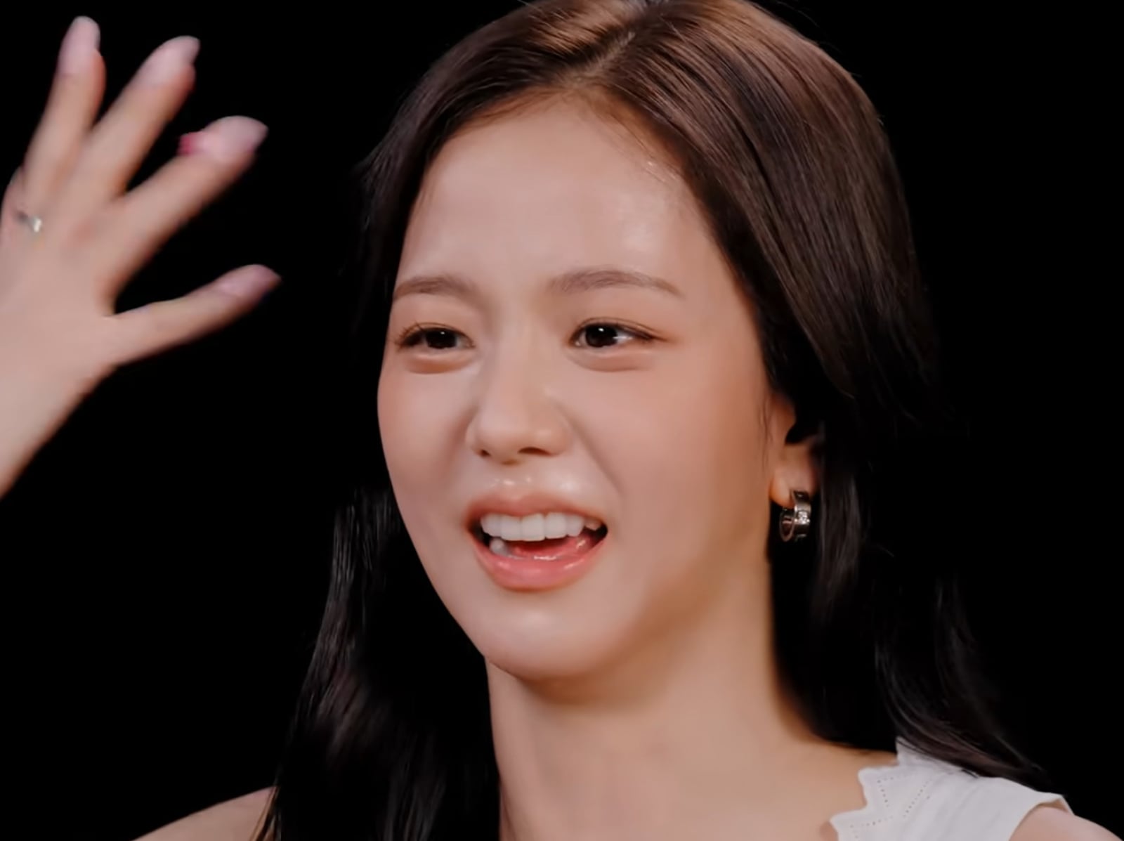 BLACKPINK Jisoo 挑戰《Hot Ones》辣雞翅！親揭飲食習慣：「吃辣能讓我開嗓！」
