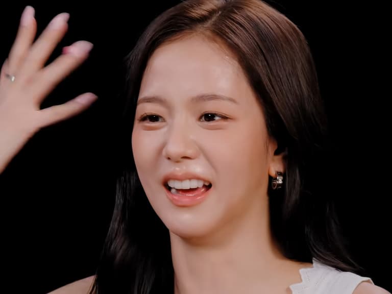 BLACKPINK Jisoo 挑戰《Hot Ones》辣雞翅！親揭飲食習慣：「吃辣能讓我開嗓！」