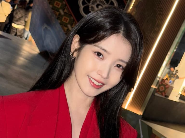 IU 耳咽管開放症惡化延期演唱會暫停活動！雅詩蘭黛代言照釋出，粉絲喊：「還是好美！」