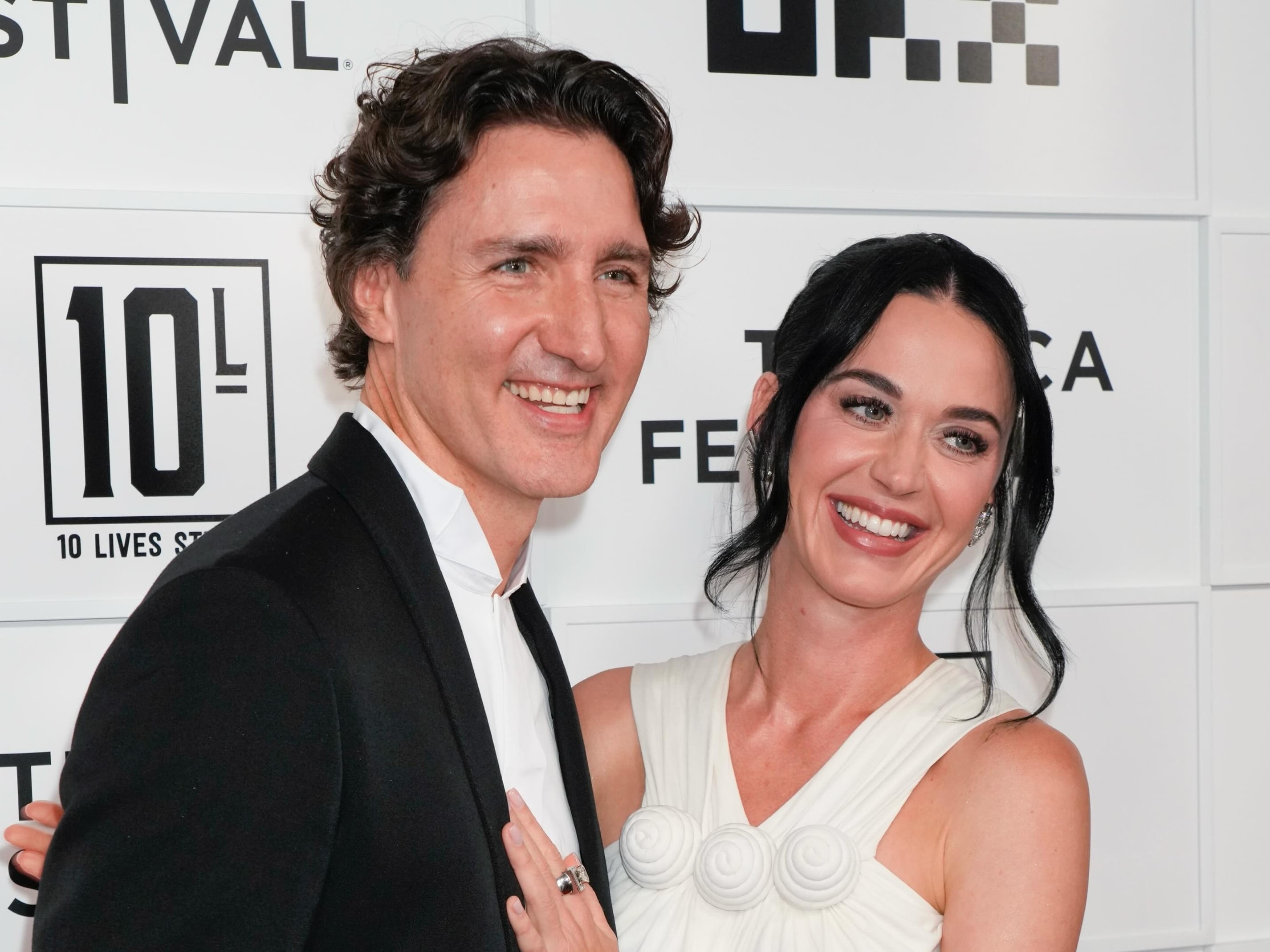 凱蒂佩芮 Katy Perry 與杜魯道南法放閃！塗防曬霜親密互動曝光，網友直呼：「甜到爆！」