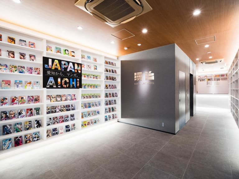 漫畫迷天堂開幕！名古屋「漫畫藝術飯店」2 萬冊讀不完，異世界轉生扭蛋陪你過夜！